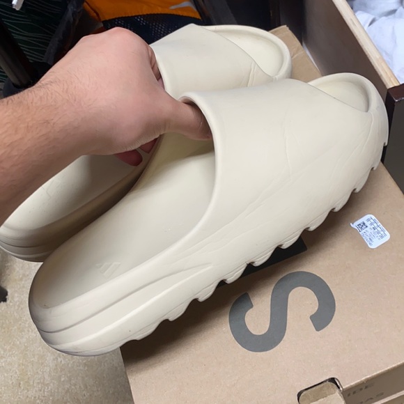 yeezy slides “bone” - Picture 1 of 3